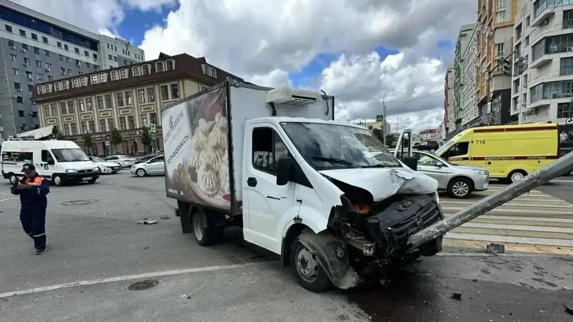 В Уфе «ГАЗель» едва не снесла пешеходов, но её остановил столб